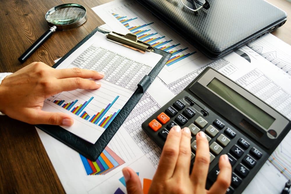 Estudio contable con planillas, calculadora y reportes financieros